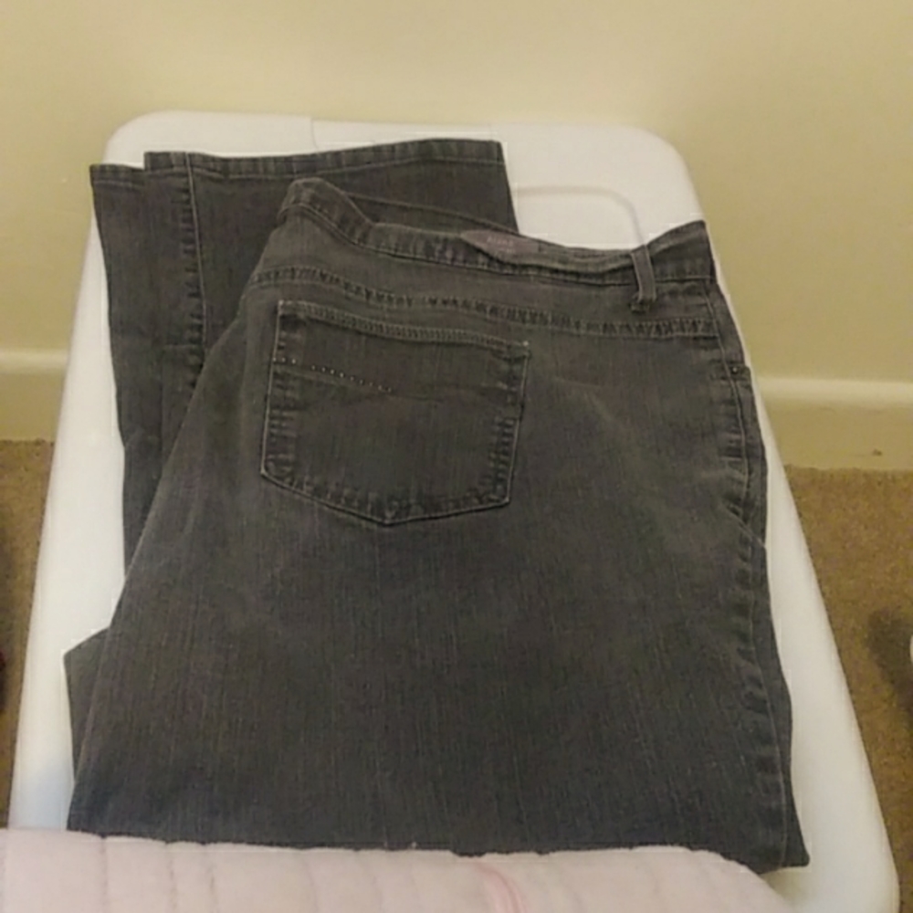 Size 20W faded black Gloria Vanderbelt denim jeans.